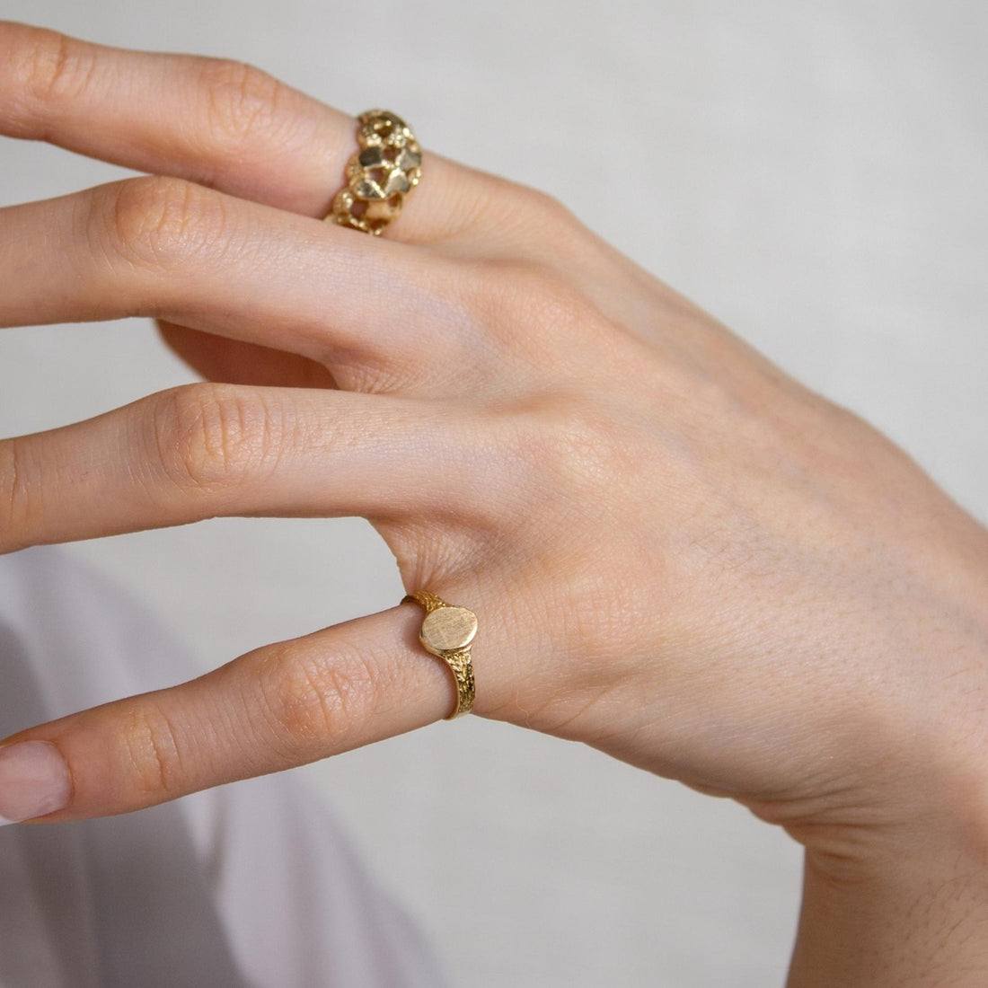 signet ring woman, gold signet ring woman, engraved signet ring woman toronto, buy 10k vintage signet ring canada